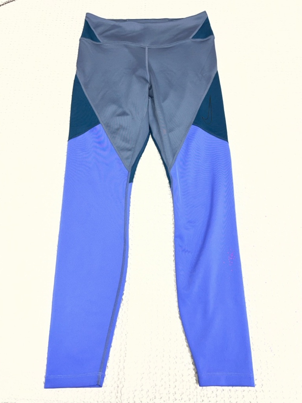 Nike Two-Tone Dri-FIT Leggings in Light Gray and Teal